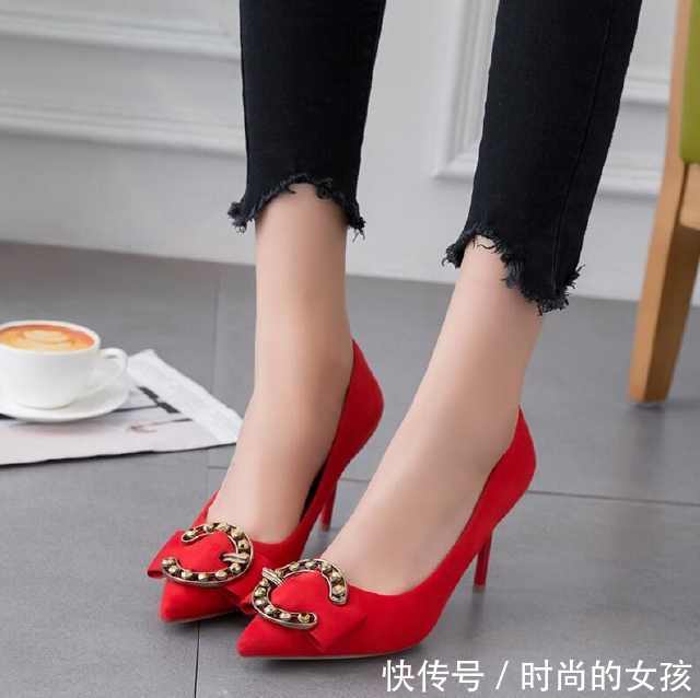 尖头鞋头修饰出修长脚型，更是在视觉上拉长了腿部线条！