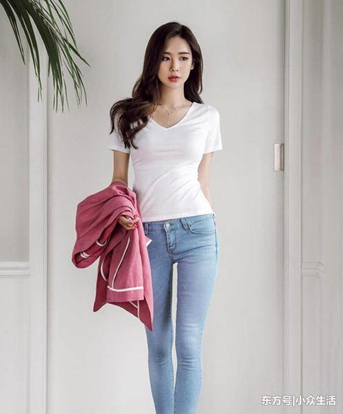 路人街拍, 小姐姐一身白色背心，搭配了短裤, 尽显成熟韵味