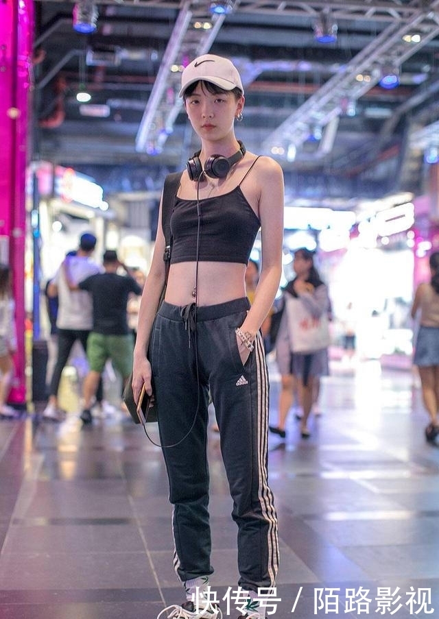 「低调」街拍潮人时尚穿搭,大码T恤打造下装失踪,暗黑运动风低调有个性