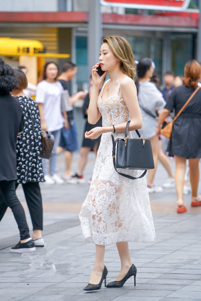 重庆街拍，美美的裙子让你绽放光彩，潮流达人的最爱!