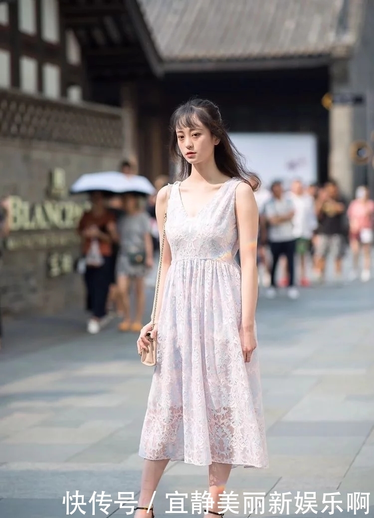  身穿|街拍：身穿花裙的小美女，貌美如花，美腿让人羡慕不已