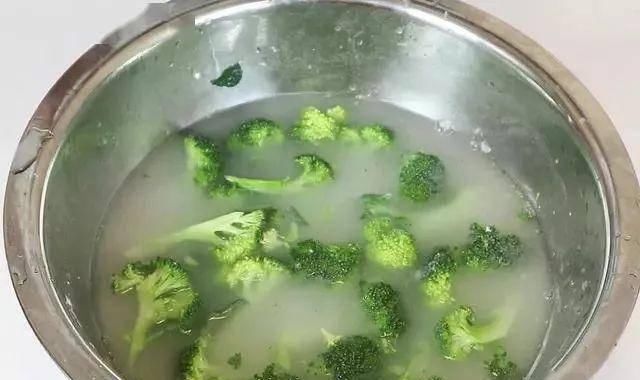  『蓝花』西蓝花洗不干净？教你一个小窍门，脏东西自己跑出来！