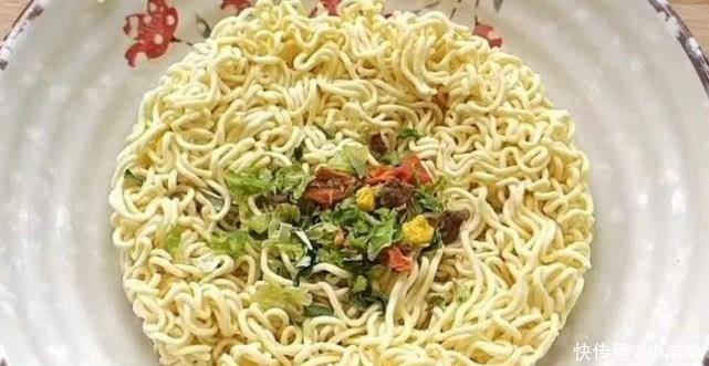  『时先』煮泡面时先放“调料”还是面饼，很多人做错了，难怪油多又难吃！
