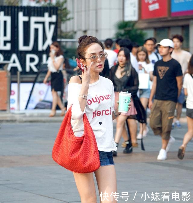 路人街拍，小姐姐高挑动人，牛仔裤让小蛮腰体现的淋漓尽致