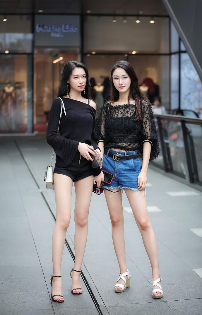 身穿■街拍:美女身穿黑色的开叉裙,一身打扮恰到好处,笑容也特别好看