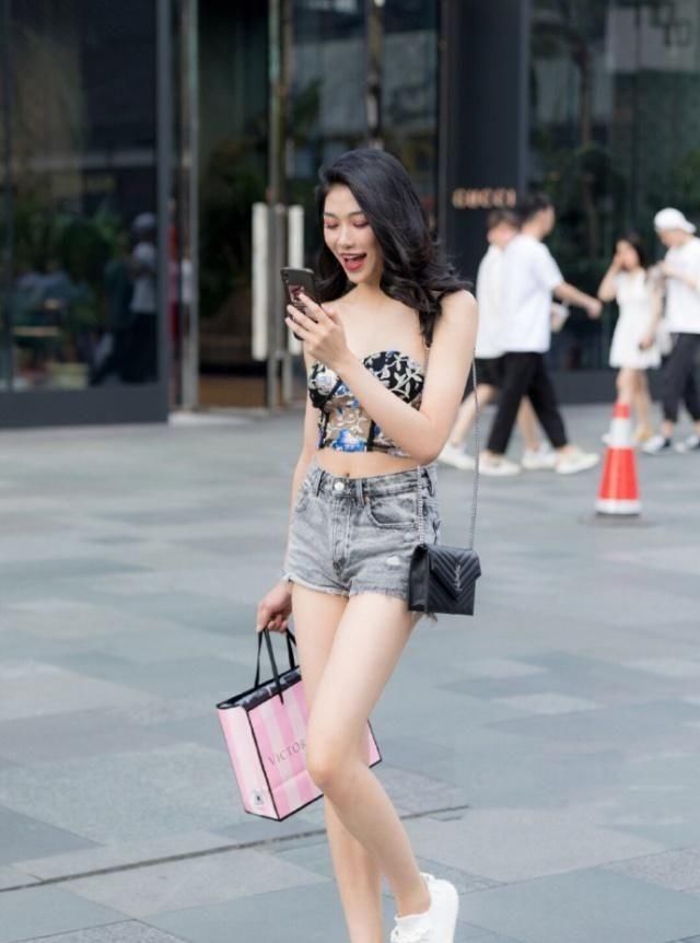  百褶短裙@路人街拍，靓女婀娜多姿，吊带背心搭配水墨半裙，更显身材