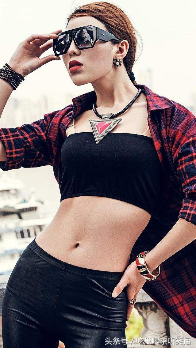 街拍:看到只专注逛街的她，真是不好意思从身边走过!