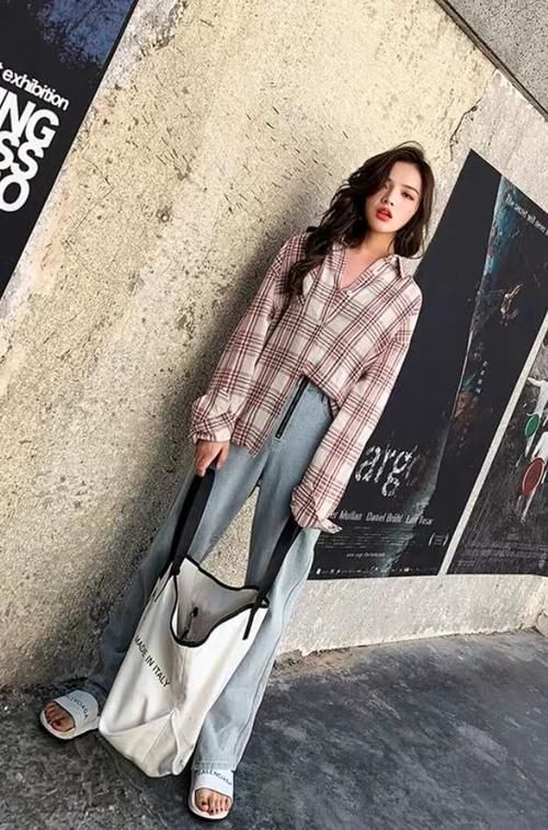  『连衣裙』衬衫不要搭配黑裤子，太土！学会这几种搭配，在校美成校花范儿