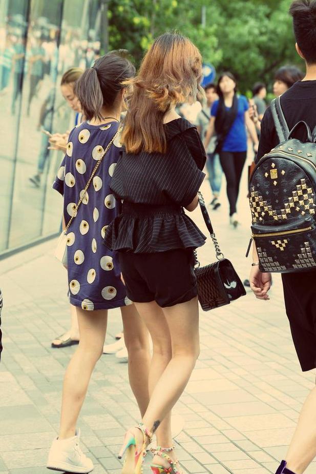 看了她们的身材，你会知道她们留下背影是有道理的