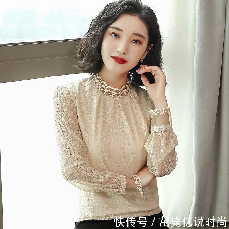 小姨是个时髦精，刚入秋就穿这样的精致小衫，出门走哪都夸衣品好