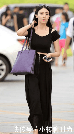 街拍:紧身衣设计给了小姐姐优美迷人身姿!