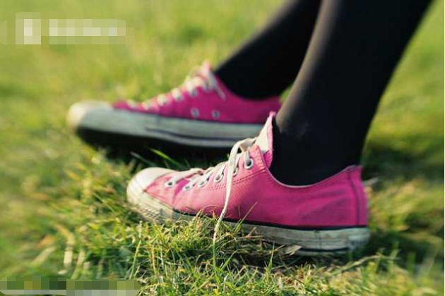 女儿鞋带没系好，发怒父亲狠狠咬她脸 出庭称“大脑冻住了”