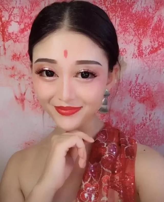 泰国网红人妖直播卸妆，网友：卸完后感觉更美