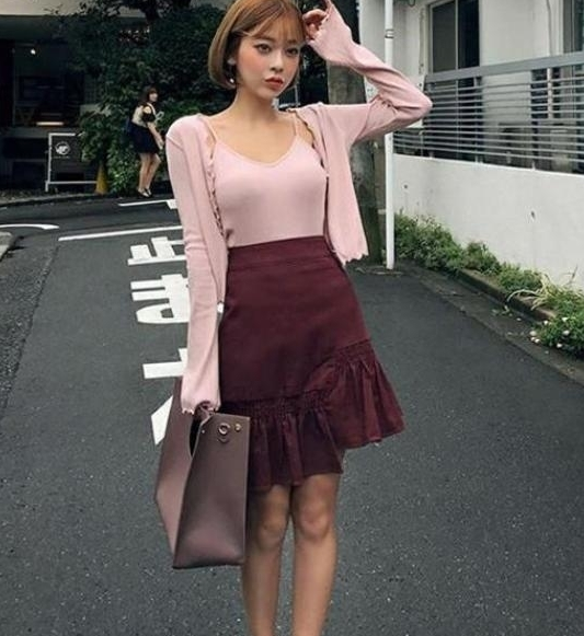 身材气质好的吊带背心美女，穿出自己的魅力，让人过目不忘