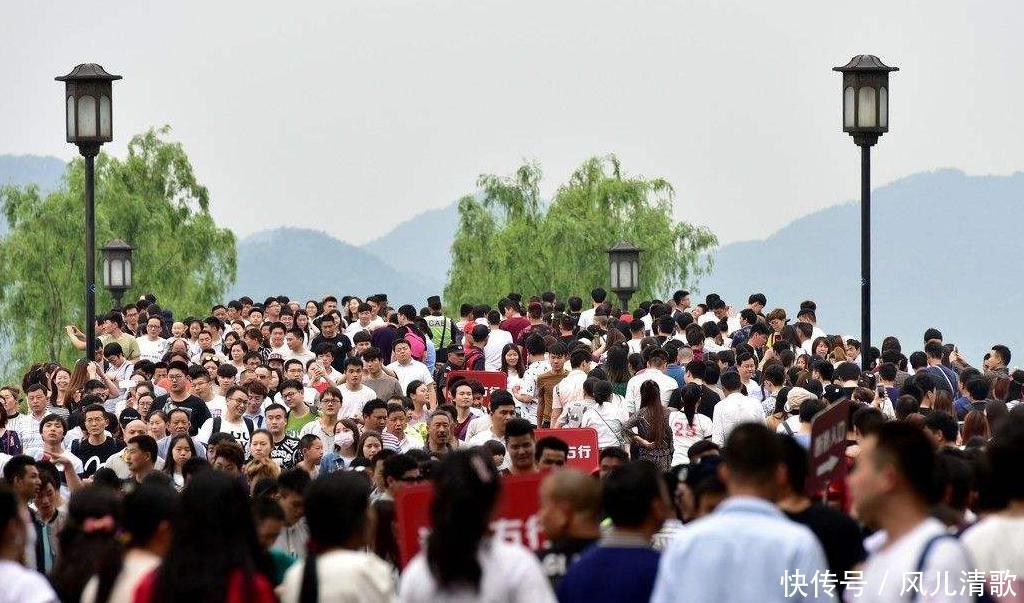 破纪录！西湖一天接待60万人，游客：再也不敢来西湖