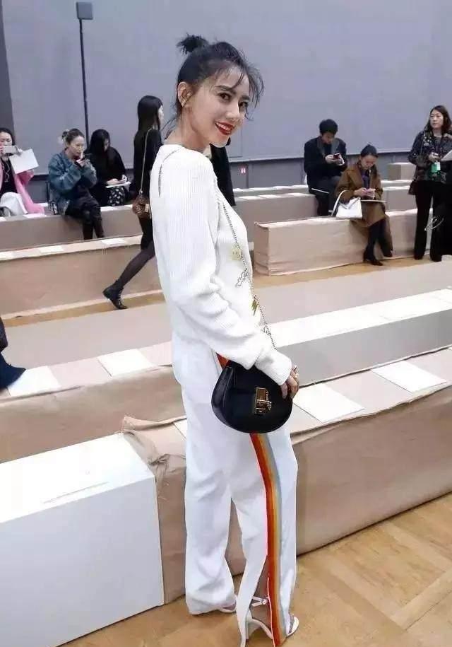 久未露面的高圆圆穿一字肩开叉裙现身,不小心穿成一字肩最美的