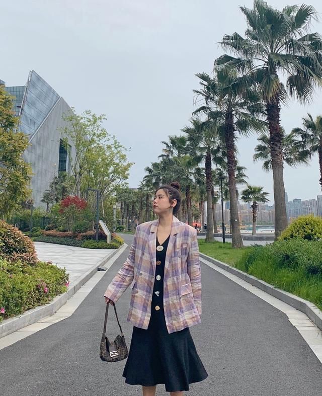  「显瘦」微胖女孩学会这样穿西服，显瘦又有气质，照着穿不踩雷