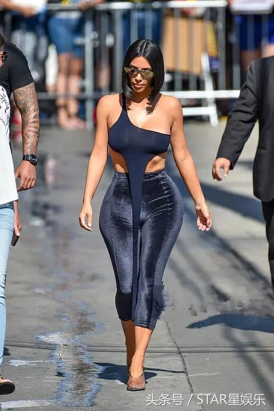 金卡戴珊身穿紧身裤身材火辣，网友:不含而立