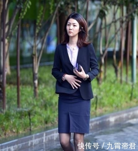 『优雅』街拍:雪肤花貌的小姐姐,一条黑色的吊带连衣裙,时尚优雅女人味