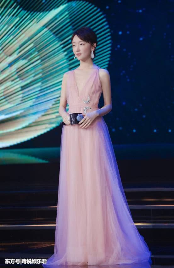 还是周冬雨厉害,抹胸裙竟穿出5年级学生的味道,真是太清纯了!