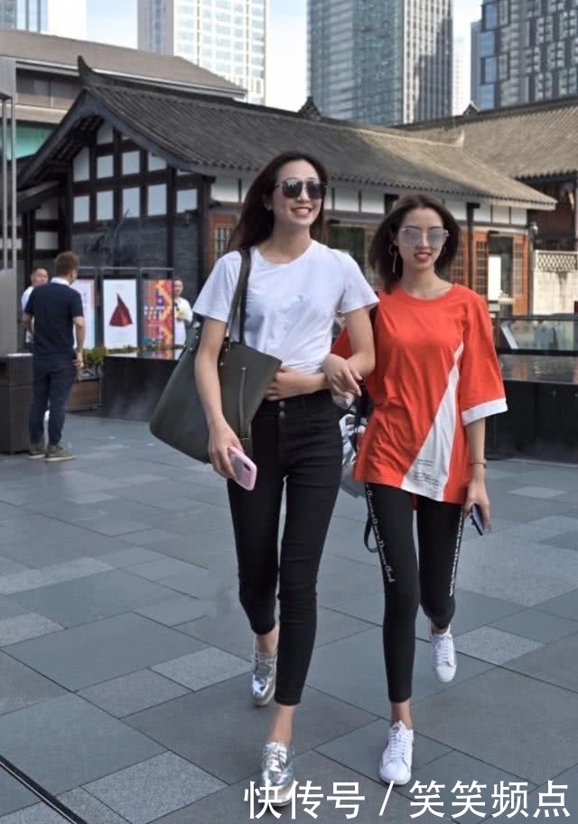  色牛仔裤■街拍：牛仔裤穿起来显腿型有气场，精美时尚很有时尚潮人的感觉