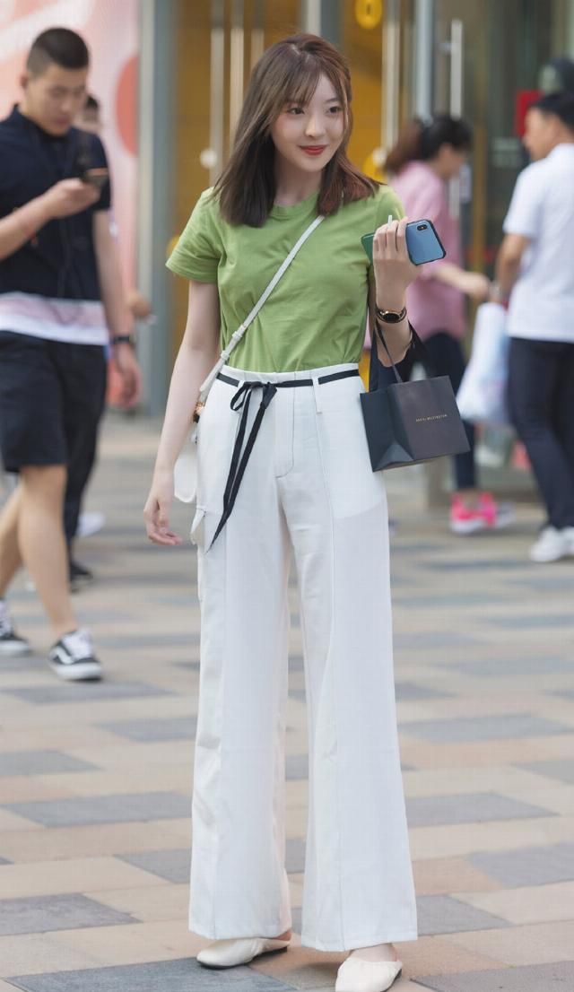  [美女]美女街拍：绿衣美女展示自信笑容