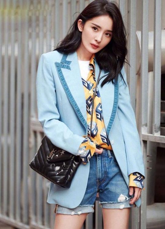 杨幂少见小蛮腰香肩秀, 网友不买账: 不好好穿衣服连头都抬不直