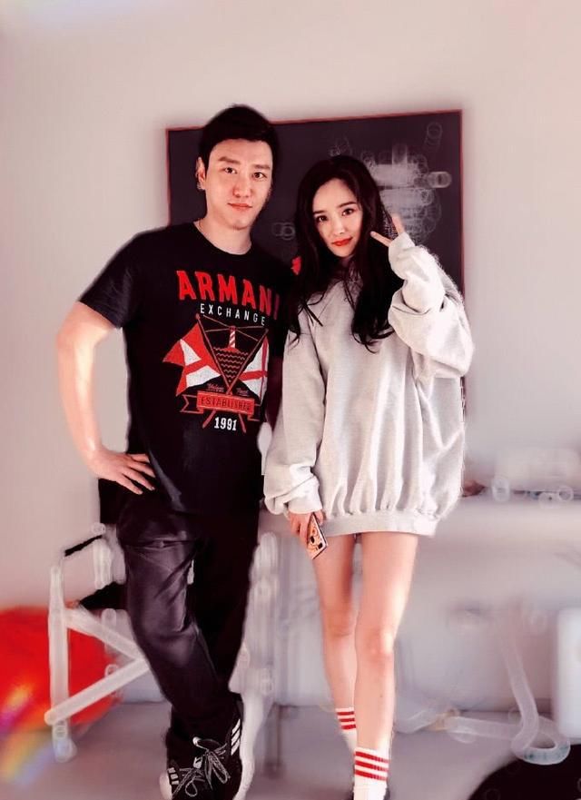 杨幂玩下身失踪，灰色卫衣刚好遮住屁股，网友：真正的“漫画腿”