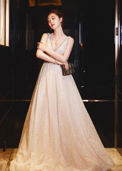 蒋梦婕也太拼了，为上演性感暴击穿超短裤，网友：不勒吗？