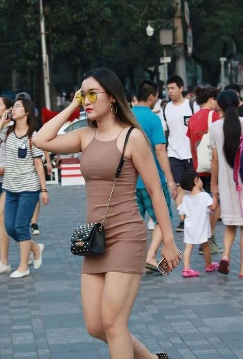路人街拍，小姐姐身穿紧身连衣裙，优雅又性感