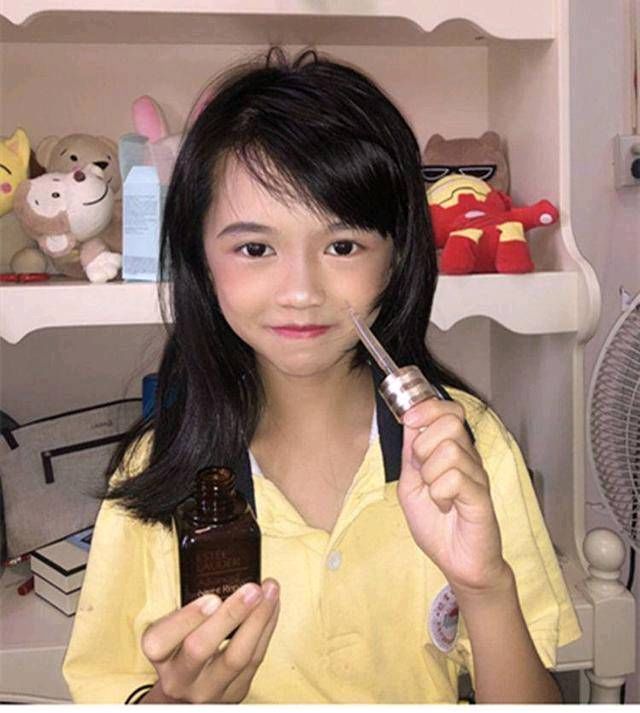  『化妆』10岁女孩爱化妆，用神仙水抗衰老，网友：10年后什么抗衰老？
