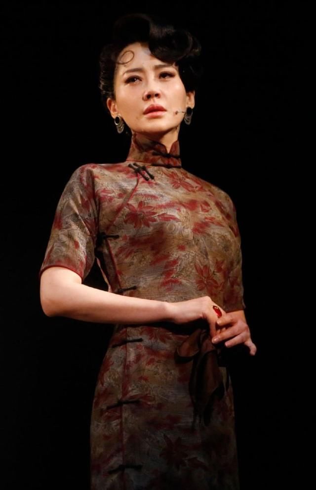 49岁许晴与51岁金星同穿旗袍，差距竟这么大！显身材的旗袍怎么穿