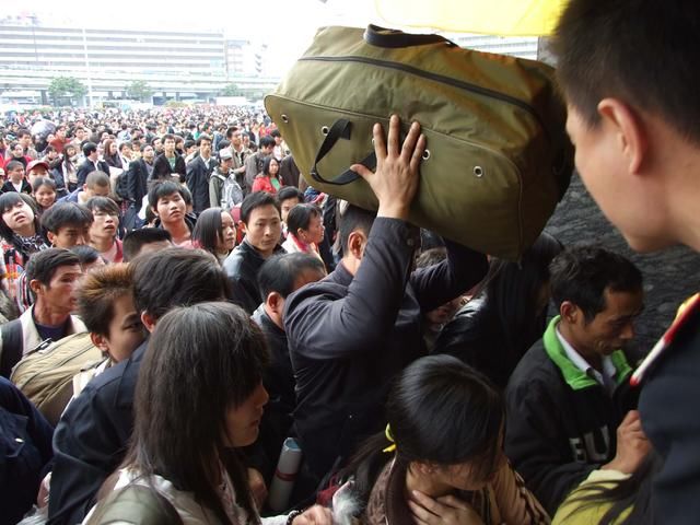 一年一度的春运，韩国人打地铺抢票，那中国人呢？差别有点大