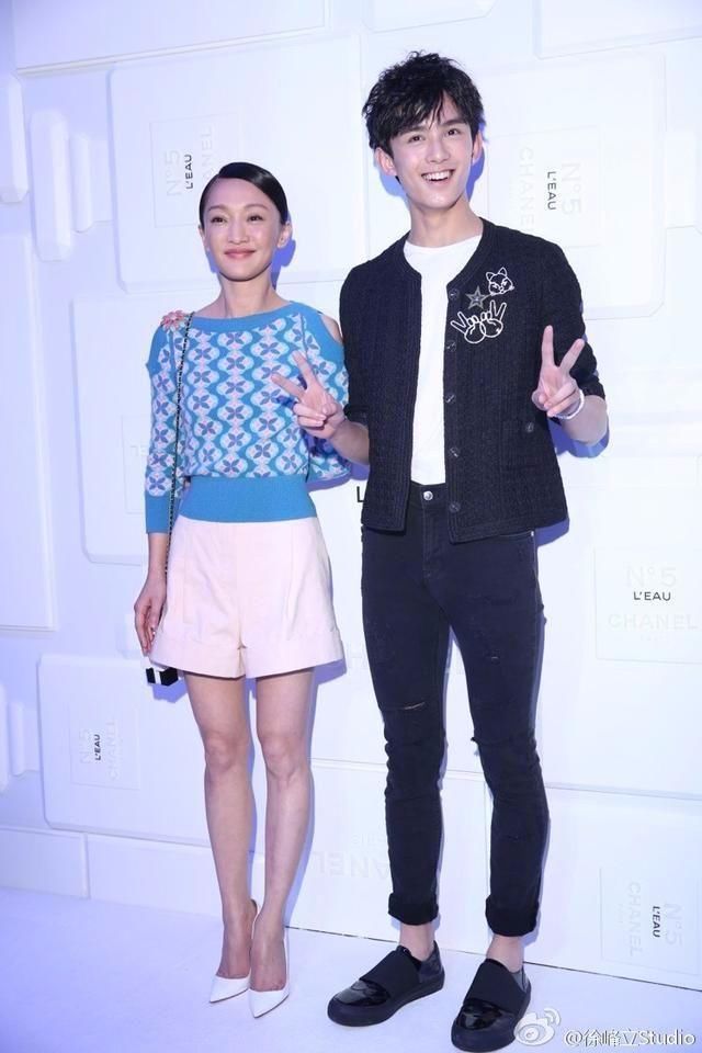 周迅才是纯素颜，眉毛淡的几乎没有!网友:她认真打扮，美翻天!