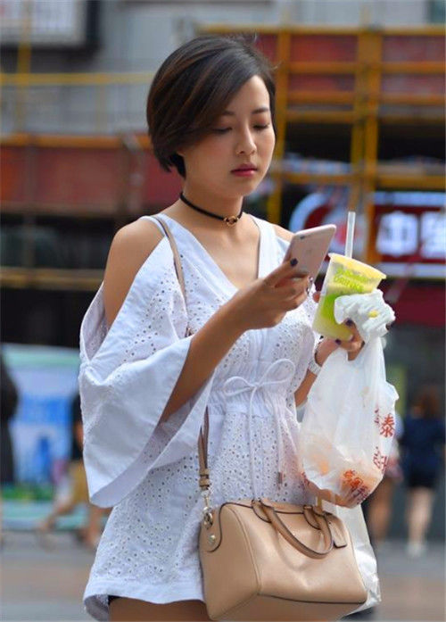 『不已』街拍:身穿套装素雅的美女,靓丽的身姿,让人羡慕不已