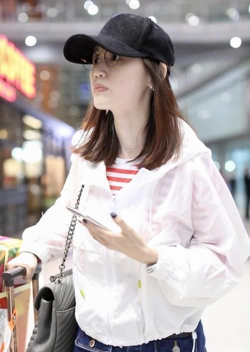  『成熟女性』33岁马蓉穿搭真少女！白色外套搭配牛仔半身裙清新简约，洋气减龄