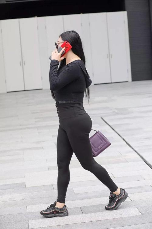 街拍：美女很成熟，这时尚的衣服造型，增加了气质上的典雅！