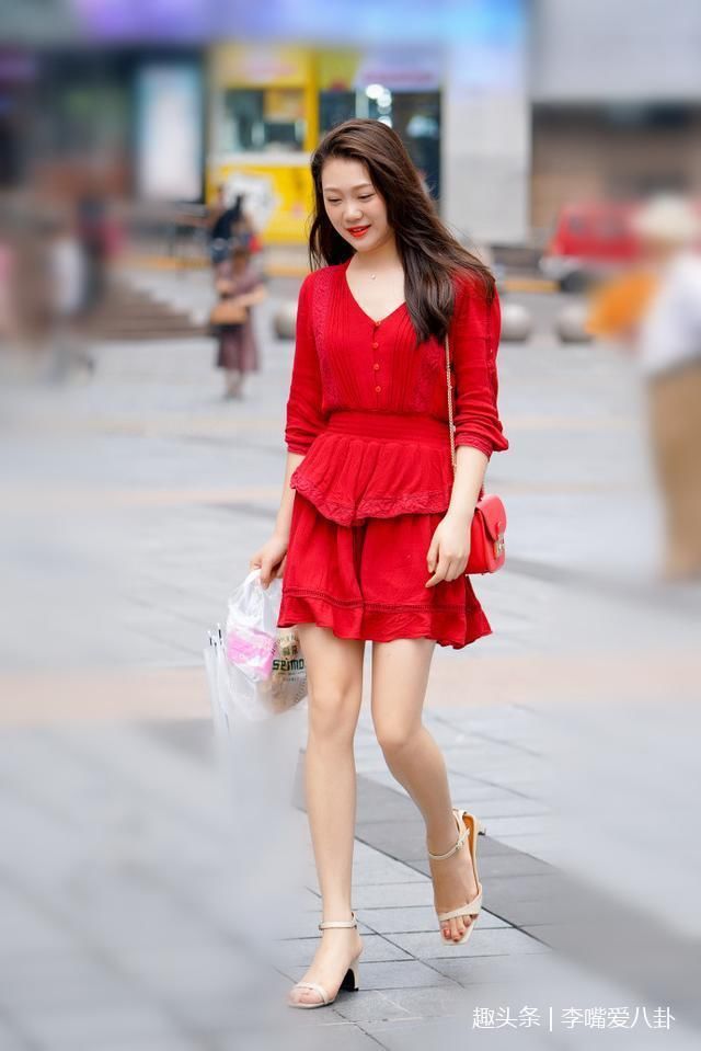 路人街拍，小姐姐穿着简单的连衣裙自带仙气，有种仙仙的美感!