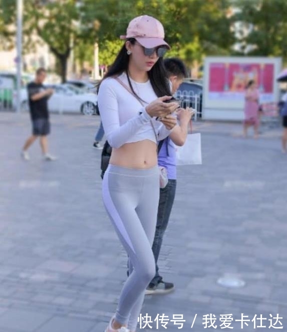 『有型』街拍美女:身材曼妙有型的紧身牛仔裤小姐姐,更显年轻靓丽!