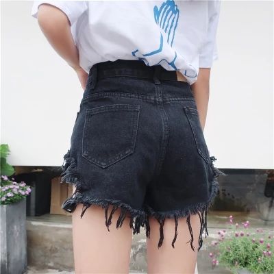 三伏天清爽是关键，牛仔热裤秀出白皙双腿，热辣撩人变身小野猫