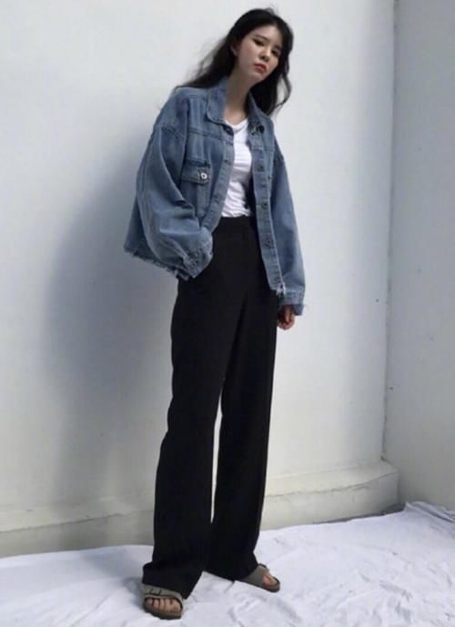 「显瘦」春天建议:“奶奶裤”已经凉凉,现在网红更爱这样穿,显瘦又时髦