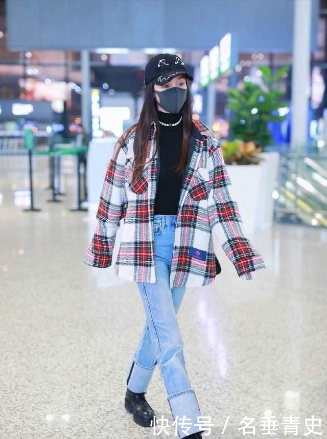  [穿搭]Angelababy火了，扎发造型配抹胸连衣裙苗条淑女，不像生过娃的人