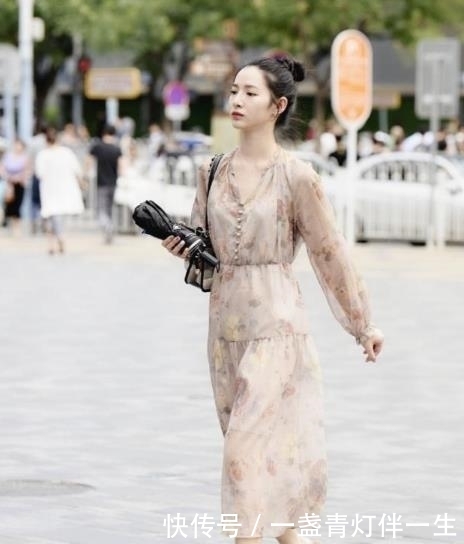 『小姐姐』街拍:雪肤花貌的小姐姐,一条黑色的吊带连衣裙,时尚优雅女人味