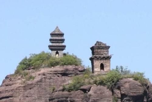 最难“爬”的山：找不到路，山顶的两座塔也不知何人何时所建！