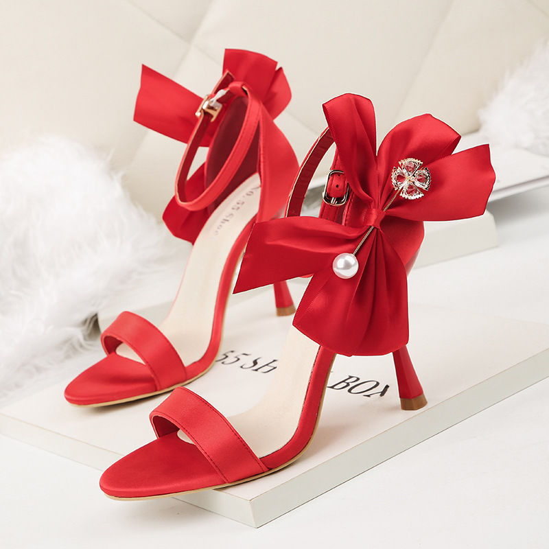 女人味十足的高跟凉鞋，穿着时尚性感，回头率超高