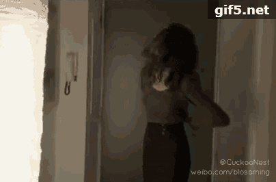 我终于发现了张天爱穿深V小黑裙为何那么美的原因了!不是因为脸!