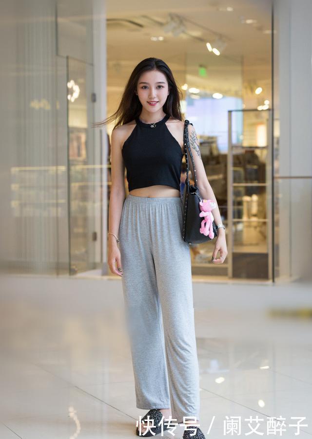 『飘飘』街拍长发飘飘的美女,黑色背心搭配灰色长裤,让人眼前一亮