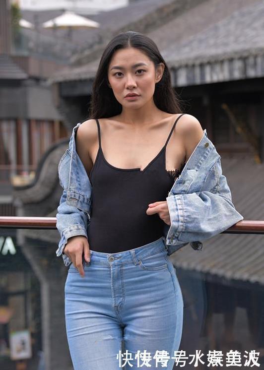  「性感」街拍：黑色吊带内搭+紧身牛仔裤的性感美女，有种野性的美