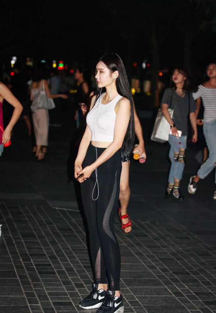 路人街拍，小姐姐穿了一件白色的紧身运动衣，身材丰满很是性感