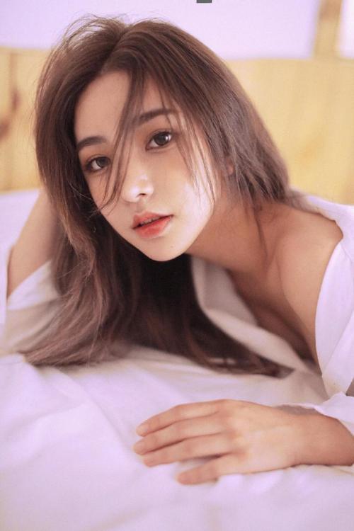 性感白衬衫精致美女,裹浴巾裸香肩上演撩人写真！